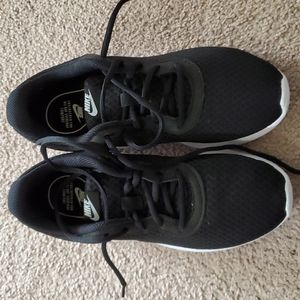Nike sneakers black size 7 worn once